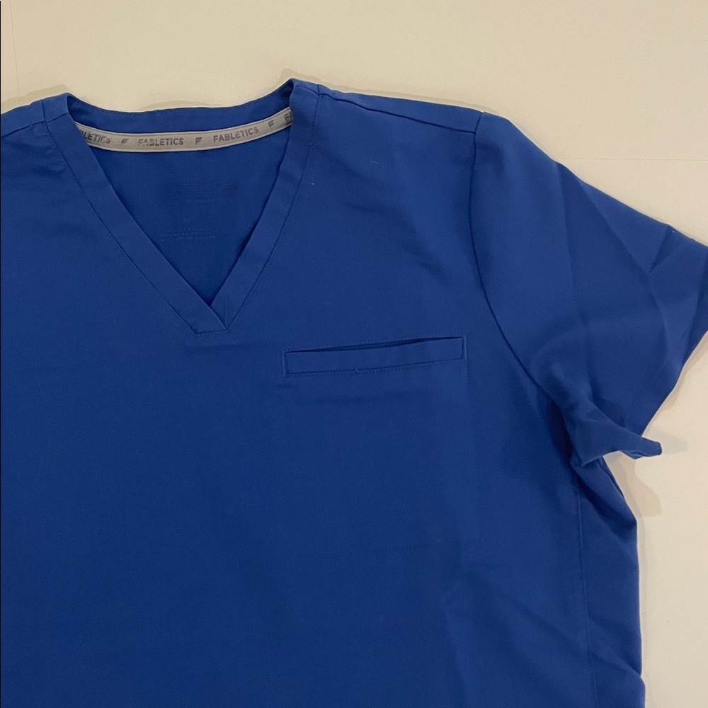 Women’s Fabletics Royal Blue one pocket Scrub top size M - Picture 2 of 4
